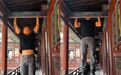 男子在悬空寺古建筑横梁做引体向上,资深律师:其违反多项法律法规,至少面临行政处罚