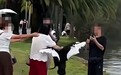 女子抓黑天鹅脖子摆拍,景区回应