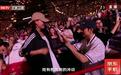 28岁帅小伙北京工体向女友求婚,邓超为爱搭桥并寄语“未来路上做彼此的超级英雄”