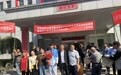 刚打败日本队夺金,他就被家乡人“包围”了!乡亲举横幅、拿彩旗接“辉伢子”(穆欣月队友),这一幕太暖心