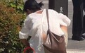 女子形迹可疑四处张望,向西安街边雨水井塞入管状不明物品,警方已介入调查