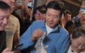 雷军现身盐城给粉丝发麦芽糖:边吃边发太接地气