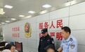 一来一回,抱上抱下,跟自己家里人一样!民警帮助卧床老人办证