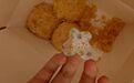 “吃了一半,发现有一枚创口贴,还粘着一根毛发”,门店回应