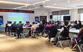 手把手教老人用AI,建信人寿“智慧助老”课堂开进社区