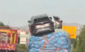 高速上的离谱操作,货车装满货物后又摞了几台小汽车