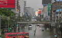 曼谷连日暴雨引发洪水,雨量较常年翻倍,城区积水“齐腰深”