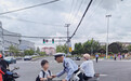 8岁男孩独自骑车上学险被撞,上海交警“宝宝式”叮嘱一路护送