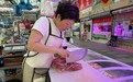高手,在身边|每天切肉数千刀,她靠“一刀准”撑起生计与日常
