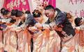 宁波大学40对校友新人举行集体婚礼,学校送上24K纯金婚书,新娘:已摆到客厅最显眼位置