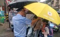 风雨中,他们为学生撑伞
