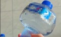 1.55升“哑铃矿泉水”走红,单瓶约8元重约3斤,有网友喝完往里灌沙子,厂家:领导是健身达人,可以灌沙子但不建议