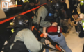 又有暴徒抢港警防暴枪,被当场撂倒