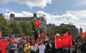 数百名留学生伦敦街头唱国歌 “废青”叫嚣被淹没
