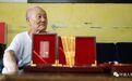 95岁高龄拿到“共和国勋章” 他却在镜头面前痛哭
