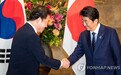 见面了!韩国总理与安倍晋三会谈 两人微笑握手