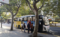 “一张纸献爱心”传扬上海街头  ——上海黄浦区免费观光巴士沿路播撒慈善温情