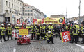 法国全国大罢工准备持续到圣诞 黑衣人“点燃”巴黎