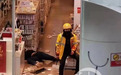 武汉一商场发生伤人事件 身穿外卖服男子持刀行凶后被控制