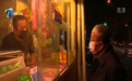 发现店铺经营人员没戴好口罩,暗访的李鸿忠立即停了车