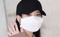 IU居家隔离结束后首复工 戴口罩帽子现身机场对镜挥手