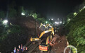 京广铁路郴州塌方段恢复通车:上千人冒雨作业,一夜更换受损钢轨