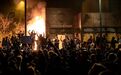 美国抗议者火烧警局：民众举手欢呼 警察坐直升机逃离