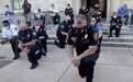 美国警察集体向示威者“屈膝致敬”？美国媒体：是祈祷