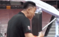 杜锋生日当天获评最佳教练 白发比“梗”更显眼