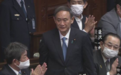 菅义伟正式出任日本新首相 安倍手捧鲜花搬离首相官邸
