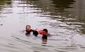 安徽一七旬老人跳入冰冷河水 与人合力救起投河女子
