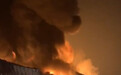 六安一厂房突发大火 过火面积达4600平方米