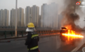 淮南：小轿车突然起火 火势猛烈伴随爆炸声