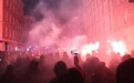 丹麦爆发反疫情封锁游行,示威者手持火把高喊口号