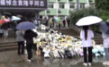 通往袁隆平办公室的台阶铺满鲜花
