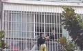 亳州一男孩“挂”在四楼防盗窗外 民警成功救下！