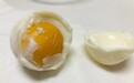 鸡蛋煮熟后蛋黄弹性十足 买到了“假蛋”?