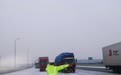 以风雪为令,郑州交警全力做好低温降雪天气道路保通