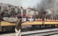 印度学生爆发抗议点燃客运列车 警方发催泪瓦斯驱赶