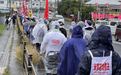 岸田文雄出席“冲绳回归50周年”纪念仪式,大批民众会场外冒雨抗议美军基地