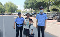 女孩贪玩迷路 警察蜀黍当起临时陪护
