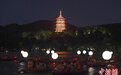 33艘月亮船点亮西湖 重现三潭印月“33个月亮”浪漫传说