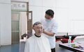 河北医科大学第三医院面点师变身理发师,这位“Tony”老师有点帅