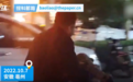 亳州一坐轮椅老人迷失在街头 民警推着沿路打听送回家