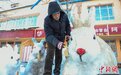 雪雕兔成“网红” 新疆大叔21年用雪雕传扬生肖文化