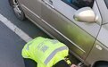 -10℃他蹲地秒变“修理工” 冬日很冷“警”色很暖