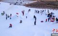 敦煌冰雪嘉年華激情來襲 引游人“沙海嬉雪”