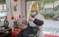 理发19年不涨价的“3元娭毑” 顾客给了她满墙祝福
