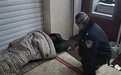 老人住所无着落 民警救助送温暖