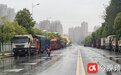 非机动车道被占被“逼”上机动车道 南昌交警:道路设计问题